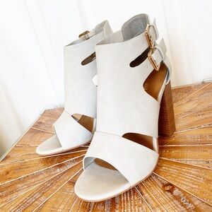NIB Leila Stone Dove Grey Faux Suede Heels Size 10